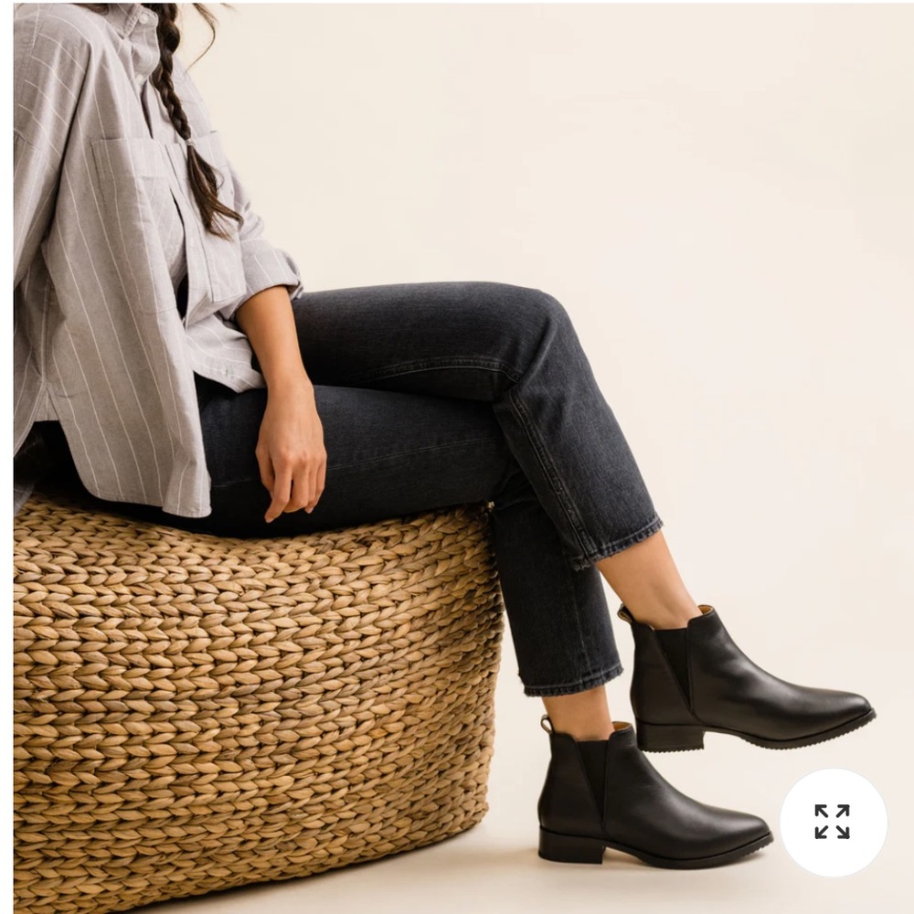 NISOLO Eva Everyday Chelsea Boot. Size 10.
